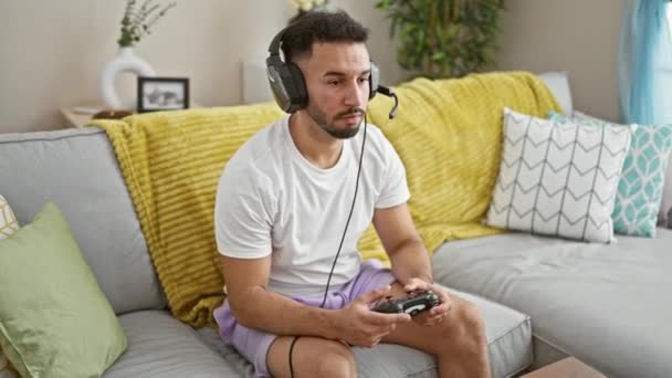Genç Arap Adam Video Oyunu Oynuyor Kanepede Oturmuş Evde Üzgün — Stok video