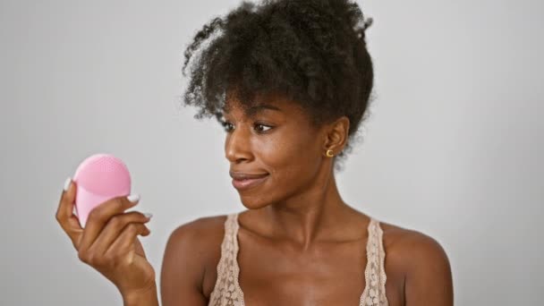 Mujer Afroamericana Usando Lencería Usando Limpiador Facial Sobre Fondo Blanco — Vídeo de stock