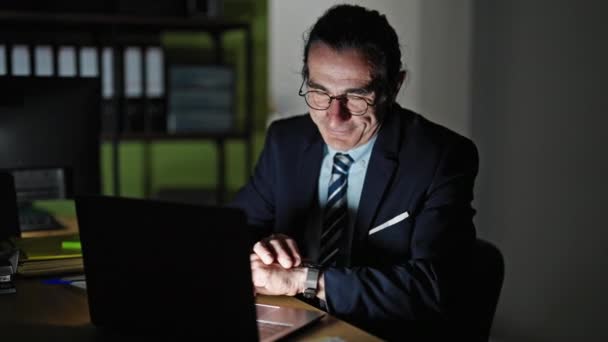 Чоловік Середнього Віку Бізнесмен Використовує Ноутбук Дивиться Дивитися Посміхається Офісі — стокове відео
