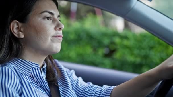 若い美しいヒスパニックの女性が道路上の乗客に話す車を運転 — ストック動画