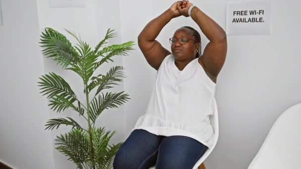Εξαντλημένη Αφροαμερικανίδα Επιχειρηματίας Ένας Επιτυχημένος Διευθυντής Απλώνει Χέρια Ενώ Κάθεται — Αρχείο Βίντεο