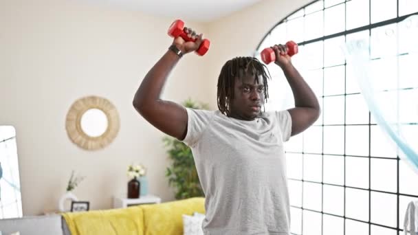 Afro Amerikaanse Man Met Behulp Van Halters Training Thuis — Stockvideo