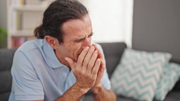 Orta Yaşlı Bir Adam Evdeki Koltukta Otururken Strese Girdi — Stok video