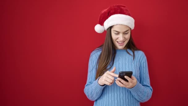 Mujer Caucásica Joven Que Usa Sombrero Navidad Con Teléfono Inteligente — Vídeo de stock