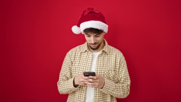 Jonge Arabier Man Met Kerst Hoed Wijzend Met Vinger Naar — Stockvideo