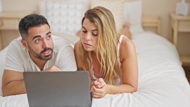 Mann Und Frau Liegen Gemeinsam Mit Laptop Bett Und Schauen — Stockvideo