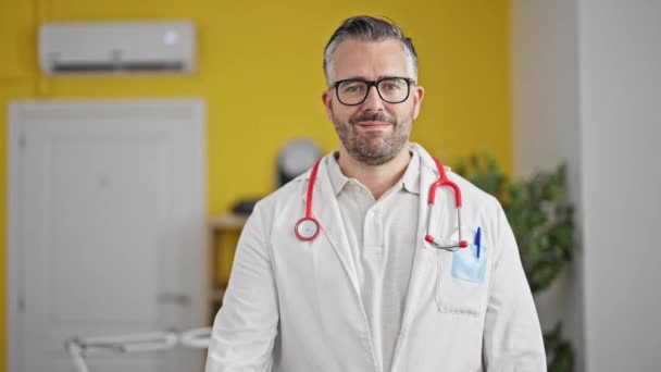 Grauhaariger Mann Arzt Macht Daumen Hoch Der Klinik — Stockvideo