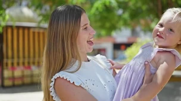 Alegre Madre Abrazándose Pie Con Chica Brazos Besando Hija Con — Vídeo de stock