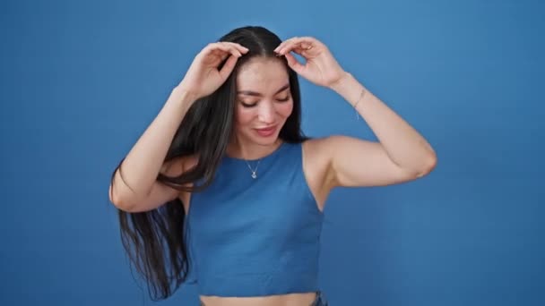 Fiatal Gyönyörű Spanyol Mosolygós Magabiztos Tánc Elszigetelt Kék Háttér — Stock videók