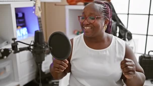 Mujer Afroamericana Confiada Sonrisa Radiante Cantando Canción Con Pasión Estudio — Vídeos de Stock