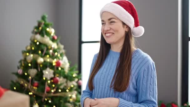 Mujer Joven Caucásica Recibiendo Regalo Navidad Casa — Vídeo de stock