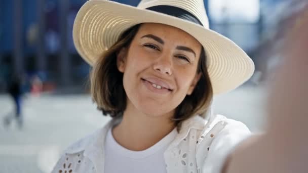 Mooie Jonge Spaanse Vrouw Neemt Selfie Foto Glimlachend Zelfverzekerd Dragen — Stockvideo