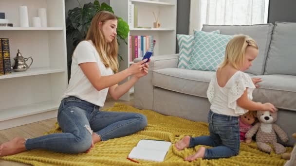 Evde Sevimli Beyaz Kızımız Annesiyle Akıllı Telefon Kullanarak Bir Video — Stok video