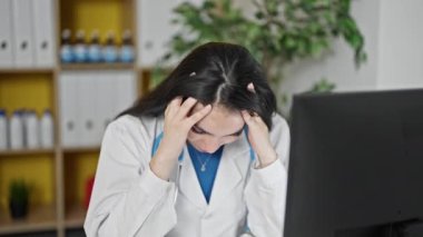 Genç, güzel İspanyol kadın doktor klinikte çalışırken strese girdi.