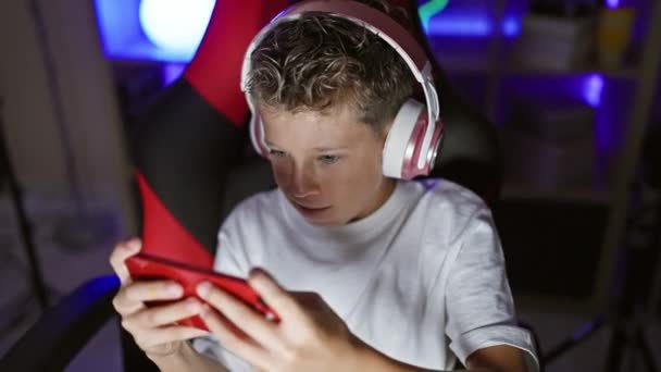 Entzückender Blonder Junge Streamer Streamt Selbstbewusst Videospiele Auf Dem Smartphone — Stockvideo