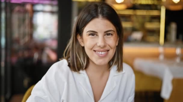 Joven Hermosa Mujer Hispana Sonriendo Feliz Sentada Mesa Restaurante — Vídeos de Stock