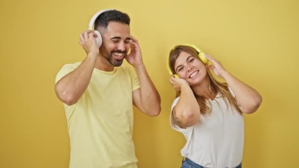Férfi Pár Zenét Hallgatni Együtt Táncolnak Izolált Sárga Háttér — Stock videók