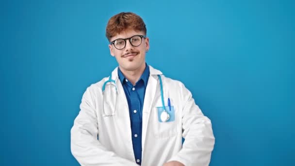 Jovem Hispânico Homem Médico Sorrindo Confiante Com Braços Cruzados Gesto — Vídeo de Stock