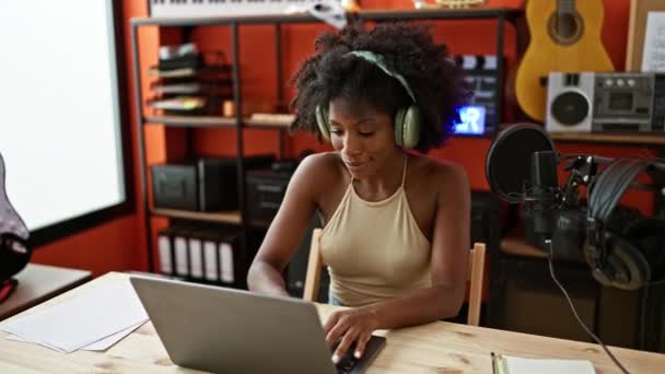 Femme Musicienne Afro Américaine Écoutant Musique Danser Studio Musique — Video
