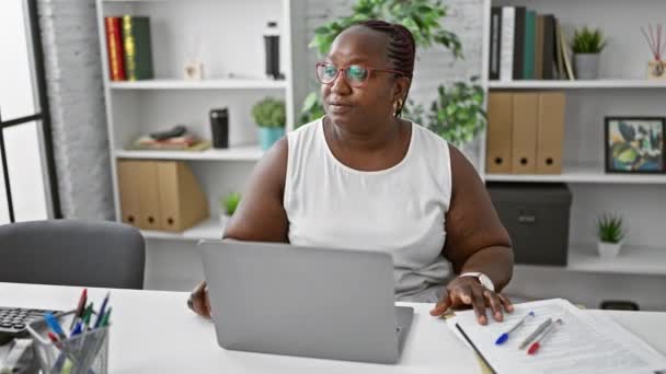 Självsäker Storlek Afrikansk Amerikansk Kvinna Chef Arbetar Online Och Avslappnad — Stockvideo