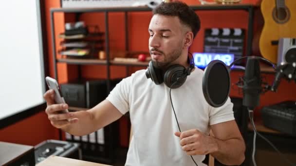 Joven Hombre Árabe Músico Con Auriculares Que Tienen Videollamada Estudio — Vídeos de Stock
