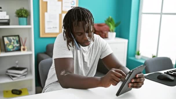 Afrika Amerika Manusia Pekerja Bisnis Menggunakan Touchpad Berbicara Smartphone Kantor — Stok Video
