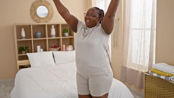 Despierta Baila Una Mujer Afroamericana Confiada Sonríe Alegremente Dormitorio Abrazando — Vídeos de Stock
