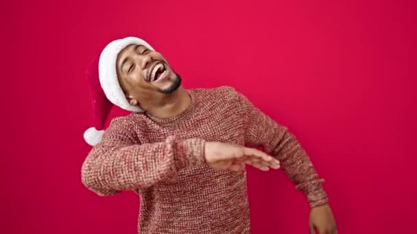 Hombre Afroamericano Con Sombrero Navidad Bailando Sobre Fondo Rojo Aislado — Vídeos de Stock