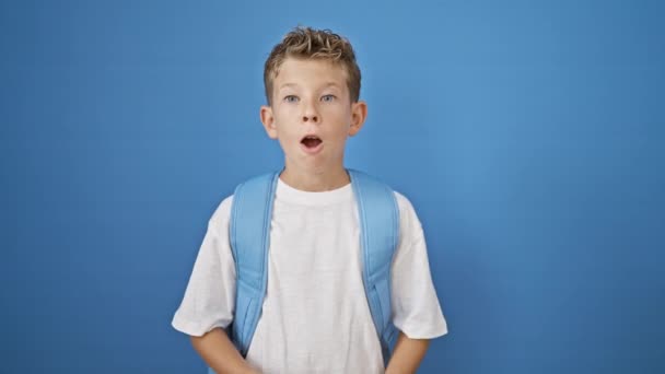 Bedårande Blond Student Pojke Ace Överraskning Täcker Munnen Med Händerna — Stockvideo