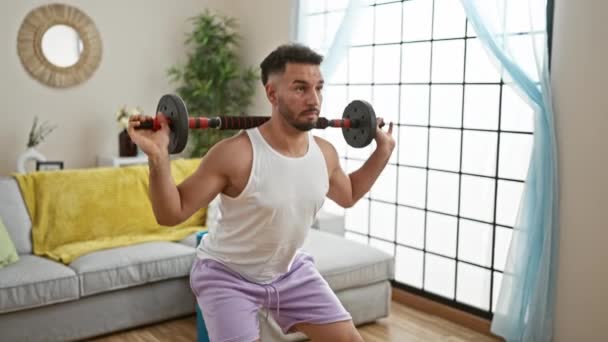 Jovem Árabe Homem Usando Musculação Pernas Exercício Casa — Vídeo de Stock