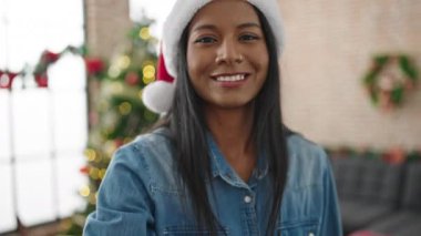 Afrikalı Amerikalı kadın Noel 'i kutluyor. Evde dans videosu kaydediyor.