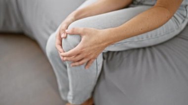 Kadın elleri yaralı dizine dokunuyor, yatak odasında uyanıkken acı çekiyor.. 