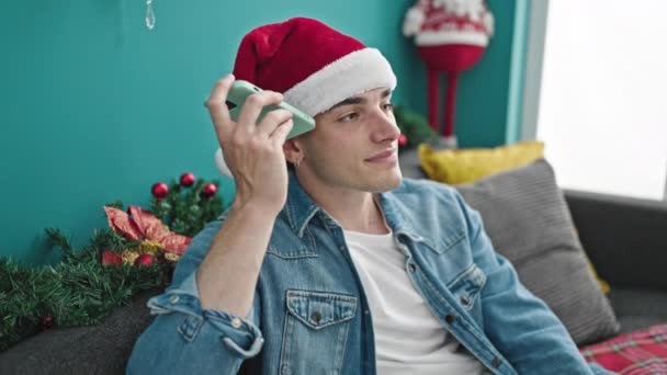 Mladý Hispánec Poslech Hlasové Zprávy Smartphone Slaví Vánoce Doma — Stock video