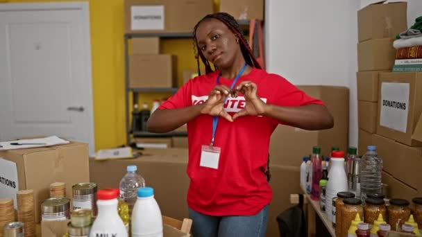 자신감 아프리카계 미국인 봉사자 센터에서 제스처를 만드는 빛나는 — 비디오