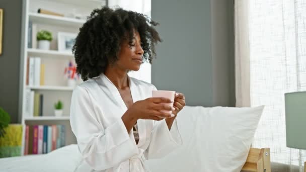 Afrikansk Amerikansk Kvinna Sitter Sängen Och Dricker Kaffe Sovrummet — Stockvideo