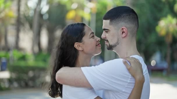 Selvsikker Smuk Par Kramme Glædeligt Smilende Solrig Park Udtrykker Kærlighed – Stock-video