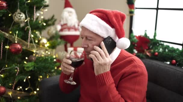 Senior Trinkt Hause Wein Telefon — Stockvideo