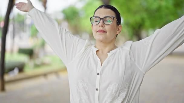 Fiatal Gyönyörű Spanyol Mosolyog Csukott Szemmel Imádkozik Parkban — Stock videók