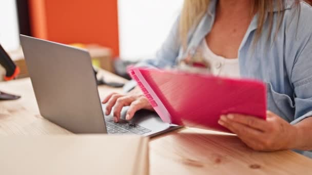 Mulher Hispânica Meia Idade Commerce Trabalhador Negócios Usando Laptop Leitura — Vídeo de Stock