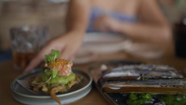 Ung Latinamerikansk Kvinna Äter Fusionsmat Restaurangen — Stockvideo