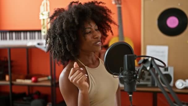 Африканская Американка Музыкант Улыбается Уверенной Себе Песней Музыкальной Студии — стоковое видео