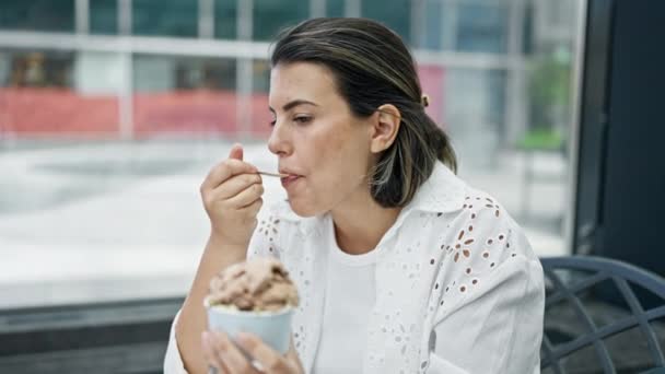 美丽的年轻惊慌失措的女人在自助餐厅吃着冰淇淋 — 图库视频影像