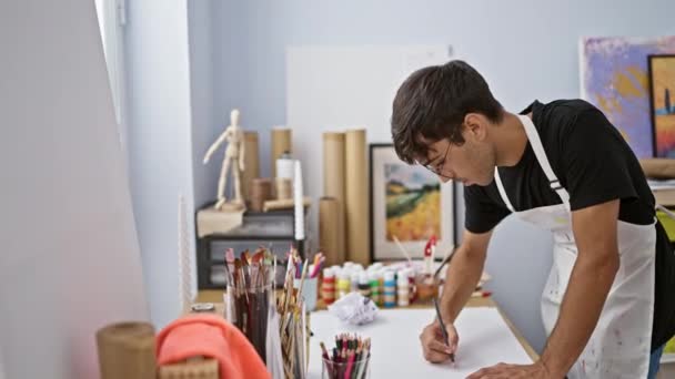 Homem Hispânico Jovem Atraente Avental Concentrado Estúdio Arte Liberando Criatividade — Vídeo de Stock