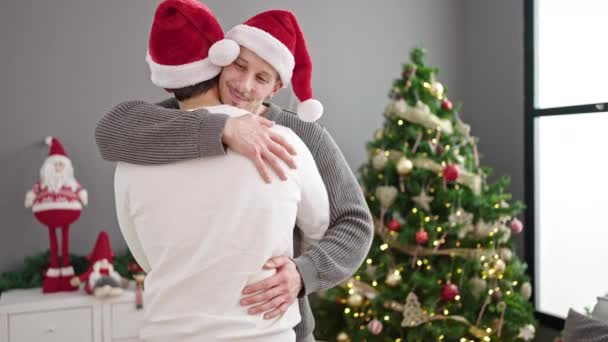 Dois Homens Casal Celebrando Natal Dançando Casa — Vídeo de Stock
