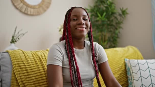 一个自信的非洲裔美国女人散发着喜悦 舒适地躺在舒适的沙发上 她的微笑充满了积极和欢笑 — 图库视频影像