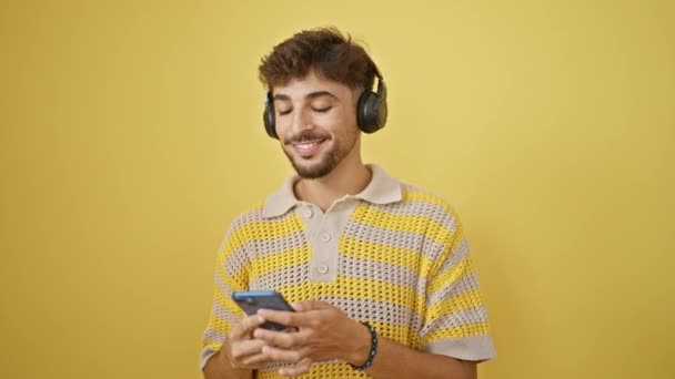 Cooler Arabischer Mann Der Selbstbewusst Musik Auf Seinem Smartphone Hört — Stockvideo