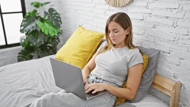 Young Blonde Woman Using Laptop Sitting Bed Bedroom — Wideo stockowe