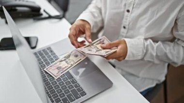 İspanyol iş adamının elleri kapalı alanda dolar saymakla meşgul; ofis bir başarı merkezi haline gelir