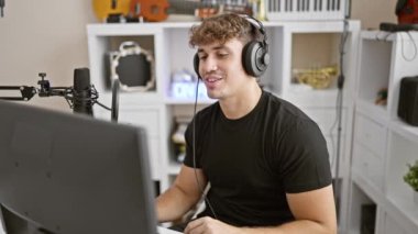 Yıldız, genç İspanyol dostumuzla tanışın. Canlı radyo şovunu ustalıkla sunarken başparmaklarını sallıyor. Profesyonel radyo stüdyosunda iyi bir jest yaparken yakalandım.!