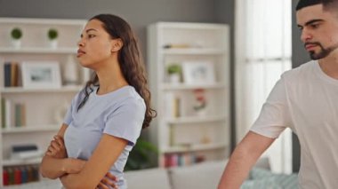 Birbirlerine sıkı sıkıya bağlı, güzel bir çift evde anlaşmazlıklarını uzlaştırıyor. Olumlu ve sevgi saçıyorlar.